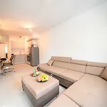 Luxury And Modern On The Main Appartement *