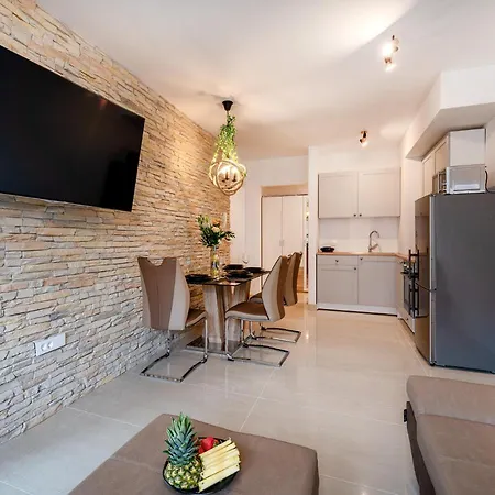 Daire Luxury And Modern On The Main Split